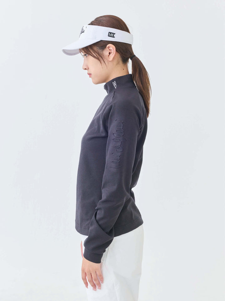 エアリー天竺エンボスサインロゴ長袖モックネック