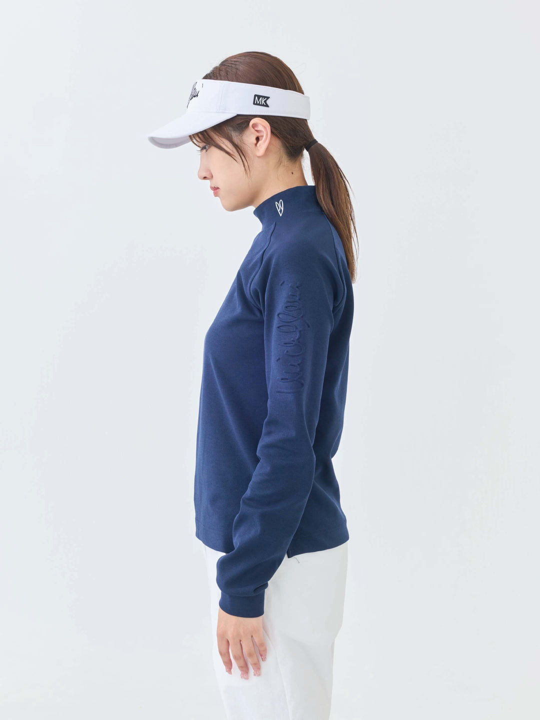 エアリー天竺エンボスサインロゴ長袖モックネック